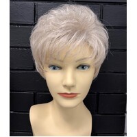 Kendall Short Layered Wavy Wig Champagne Colour